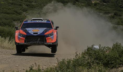 Brutalne grške ceste: Neuville dvakrat prebil gumo #video