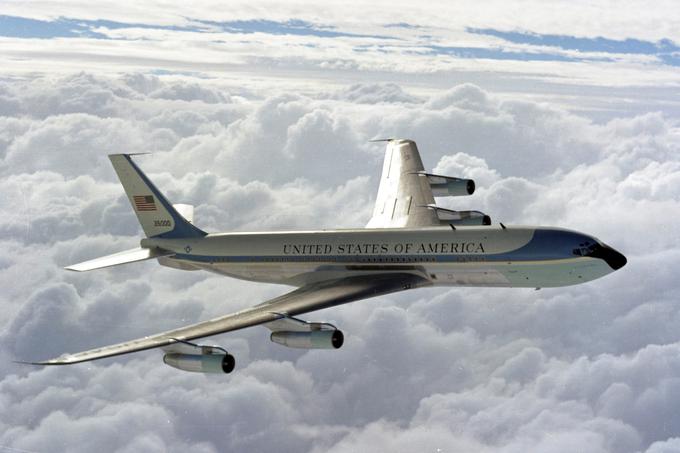 Letalo je služilo Kennedyju in njegovemu nasledniku Lyndonu B. Johnsonu, z njim pa je letel tudi Richard Nixon. Ameriška vlada je letalo v pogonu obdržala vse do leta 1998.  | Foto: 