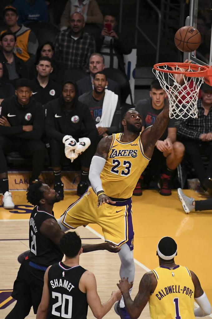 LeBron James je vse bolj oddaljen od končnice lige NBA. | Foto: Reuters