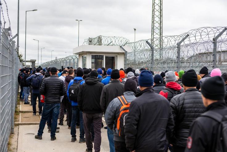 Vodja estonske diplomacije Tsahkna je dejal, da Estonija razpolaga z zanesljivimi informacijami, da bo večina od milijona ruskih borcev v Ukrajini po morebitnem koncu vojne poskusila priti v Evropsko unijo. Fotografija je bila ustvarjena z umetno inteligenco. | Foto: Grok / Umetna inteligenca