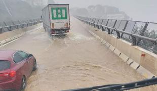 Ligurijo po obilnih padavinah prizadele poplave in plazovi, v Franciji evakuirali 900 ljudi #video