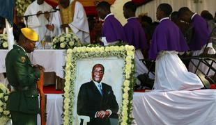 Mugabeja pokopali v njegovi rodni vasi #foto