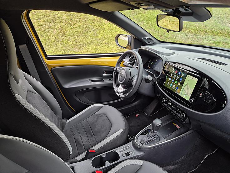 Umetno usnje prek volana (2,88 zavrtljaja lock to lock) je perforirano na mestih za pravilen položaj rok in za dober oprijem. Oznake GR so na volanu, preprograh, pragovih in naslonjalih spredaj.
 | Foto: Aleš Črnivec