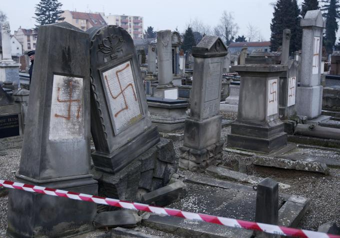 Vandalizem na pokopališču | Foto: Reuters