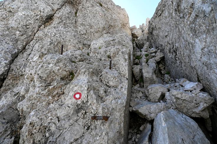 Krajši odsek tik pod vrhom, kjer je treba malo poplezavati, a ni nič zahtevnejšega. | Foto: Matej Podgoršek