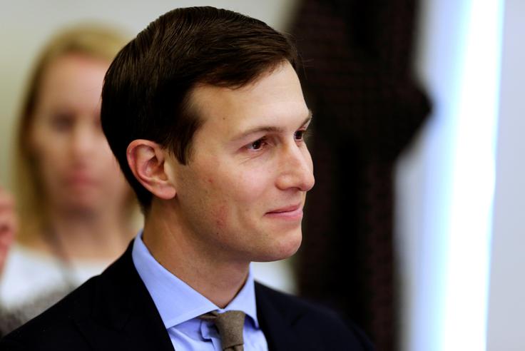 Trumpov zet naj bi bil tisti, ki naj bi Flynnu ukazal, da stopi v stik z Rusi. Ali so ti z vmešavanjem v predsedniške volitve zagotovili zmago Trumpu, preiskuje posebni tožilec Robert Mueller. | Foto: Reuters