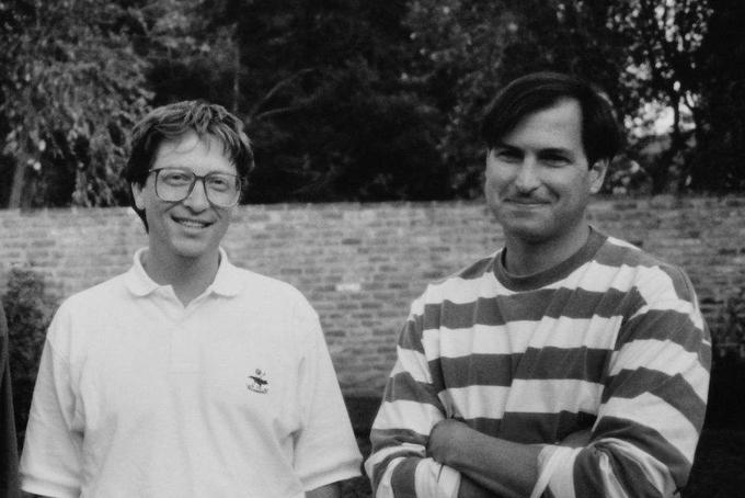 Steve Jobs in Bill Gates leta 1991. Na fotografiji se smejeta, a to je bil čas, ko je bil njuno rivalstvo zelo vroče.  |  Foto: Cult of Mac | Foto: 