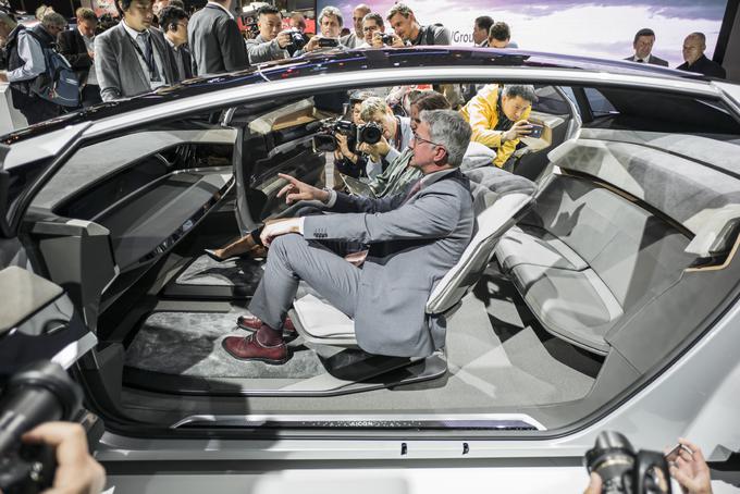 Predsednik Audija Rupert Stadler v futuristični Audijevi študiji.  | Foto: Audi
