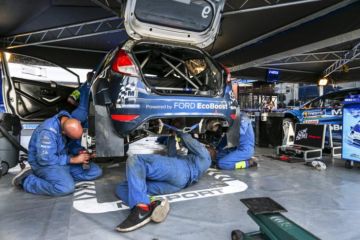 Delo mehanikov je tudi časovno stresno, saj je čas za popravilo strogo omejen. (foto: M-Sport) | Foto: 