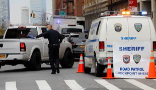 Ženska v Bronxu zabodla sinova, umrla sta na poti v bolnišnico