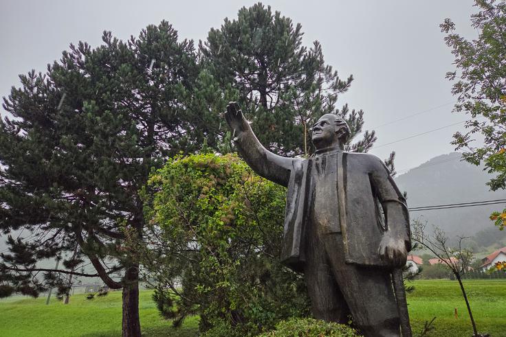 Jakob Aljaž je služboval na Dovjem in je eden od pobudnikov planinstva pri nas. | Foto: Matej Podgoršek