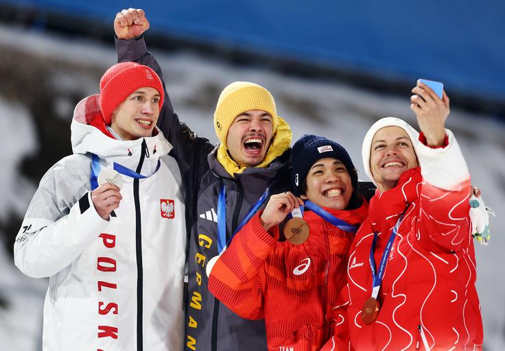 Junaki olimpijske preizkušnje na srednji skakalnici. Zlat je postal Nemec Philipp Raimund. S srebrom se je okitil 19-letni Poljak Kacper Tomasiak, ki v svetovnem pokalu na posamični tekmi še ni bil na stopničkah, do brona pa sta skočila Japonec Ren Nikaido in Švicar Gregor Deschwanden | Foto: Reuters