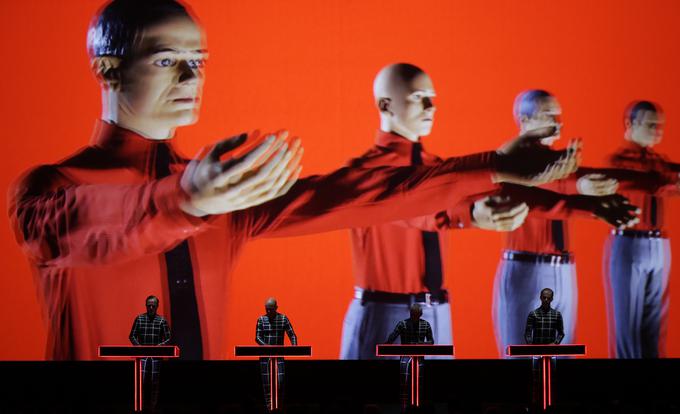 Značilni zvoki glasbe Kraftwerka združujejo vožnjo: ponavljajoči se ritmi s preprostimi melodijami v glavnem sledijo zahodnemu klasičnemu slogu harmonije z minimalistično in strogo elektronsko uglasbitvijo. Preprosta besedila pesmi so pogosto peta na vokoder ali ustvarjena z računalniško programsko opremo za govor. | Foto: 