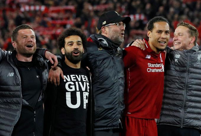 Veselje junakov Liverpoola po veličastni zmagi nad Barcelono, po kateri so se uvrstili v finale lige prvakov in z navijači zapeli znamenito himno You'll Never Walk Alone. | Foto: Reuters