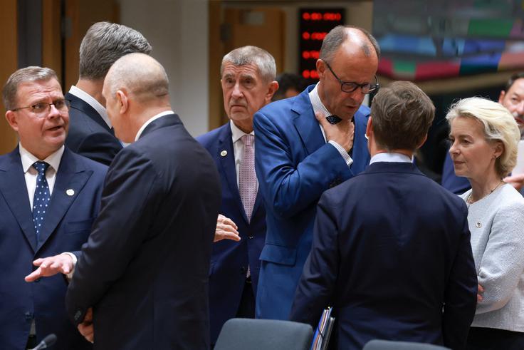 Predsednica Evropske komisije Ursula von der Leyen, nemški kancler Friedrich Merz, švedski premier Ulf Kristersson, finski premier Petteri Orpo, češki premier Andrej Babiš in drugi | Foto: Reuters