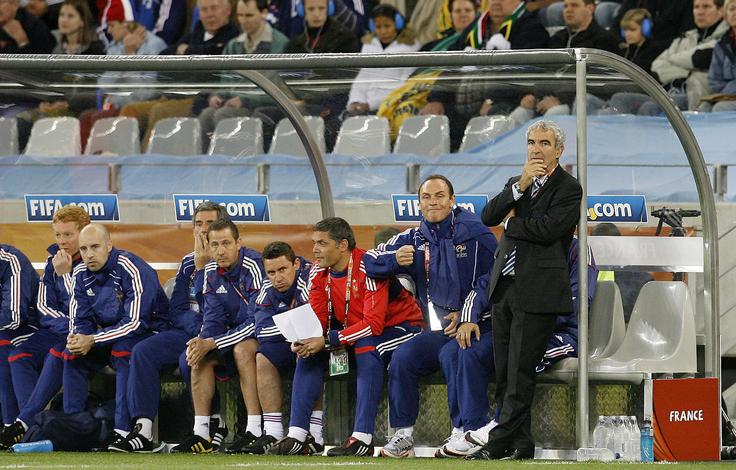 Oba finalista zadnjega svetovnega prvenstva, Francija in Italija, sta končala s tekmovanjem že po skupinskem delu. Galski petelini, ki so odpotovali na prvenstvo s prezirom dobršnega dela nogometnega sveta, saj si je Thierry Henry v dodatnih kvalifikacijah proti Irski dovolil redko videno krajo z namernim igranjem roke, so si na tekmovanju nakopali sramoto in ogromne kritike zaradi stavke, posledice številnih nesoglasij s selektorjem Raymondom Domenechom, Azzurri pa so po menjavi generacije izgubili odločilno srečanje s Slovaško (2:3), katero so mnogi komentatorji na prvenstvu še vedno mešali s Slovenijo. | Foto: Reuters