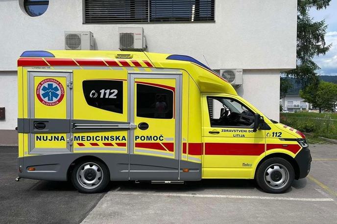 Reševalno vozilo Litija | Ponesrečenko s telesnimi poškodbami so z reševalnim vozilom odpeljali v UKC Maribor, kjer so ji nudili zdravniško oskrbo, vendar ni v smrtni nevarnosti. Fotografija je simbolična. | Foto NMP Litija