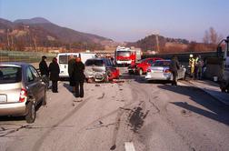 FOTO: V verižnem trčenju na Vranskem dva poškodovana
