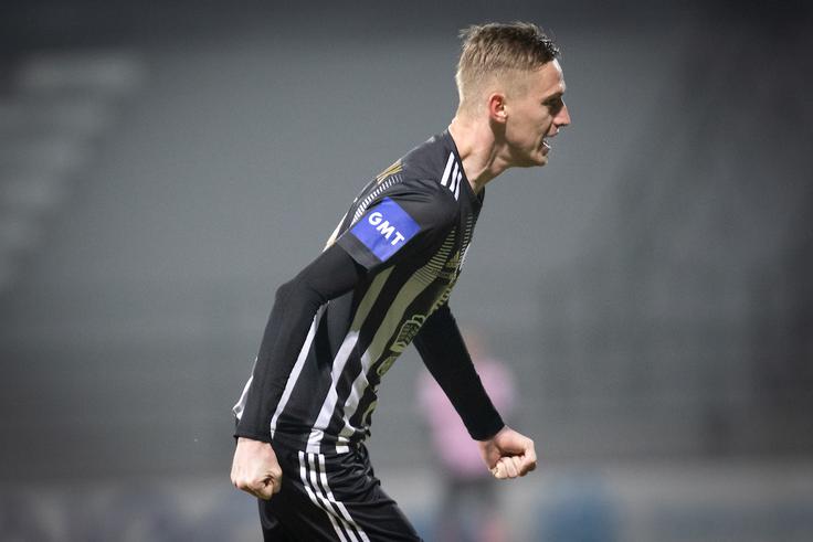 Žan Karničnik je v prvem polčasu zapravil nekaj priložnosti, nato pa v 59. minuti izjemno zaposlil Nardina Mulahusejnovića. | Foto: Blaž Weindorfer/Sportida