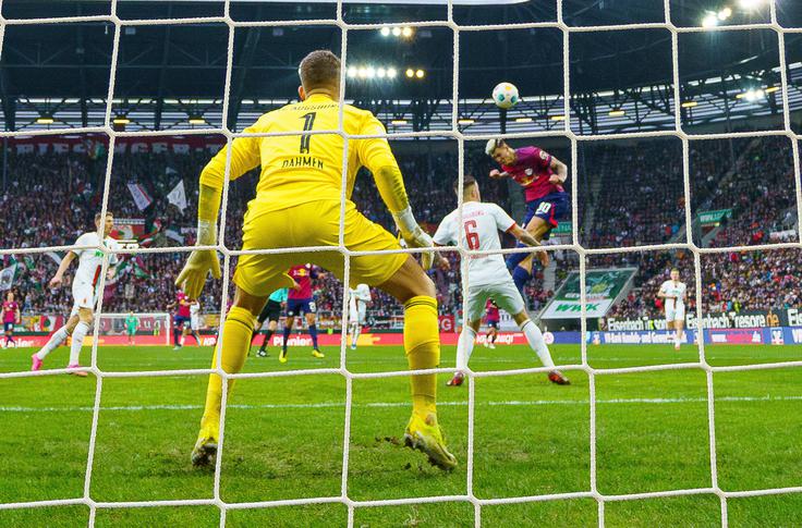 Benjamin Šeško je zatresel mrežo Augsburga po mojstrskem strelu z glavo. | Foto: Guliverimage