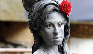 Amy Winehouse, izklesana iz kamna 