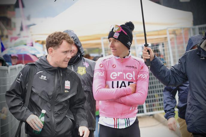 Giro 2024 | Nekdanji kolesar Luke Maguire kot tiskovni predstavnik ekipe UAE Emirates kot senca spremlja Tadeja Pogačarja med številnimi obveznostmi. | Foto Ana Kovač