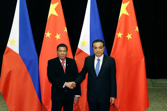 ZDA je okoli Kitajske oblikovala blok zavezniških držav: Japonska, Južna Koreja, Filipini in Vietnam. A novi filipinski predsednik, nepredvidljivi Rodrigo Duterte, je oktobra lani napovedal tesnejše stike s Kitajsko. Na katero stran se bodo v morebitnem ameriško-kitajskem sporu postavili Filipini? Na fotografiji: Duterte (levo) in kitajski premier Li Kečiang. | Foto: Reuters