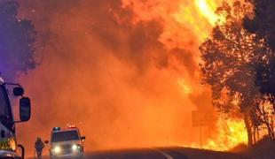 Silovit požar uničil skoraj celotno mesto (video)