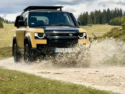 Land rover defender: poln nostalgije, zanj meja izven urejenih cest še vedno skoraj ni