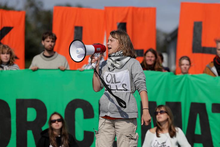 Norveški podnebni aktivisti, ki jih podpira tudi Greta Thunberg, nasprotujejo naftni in plinski industriji. Na fotografiji: Thunbergova na protestu pred norveško rafinerijo Mongstad. | Foto: Reuters