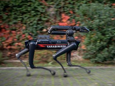 Italijanski karabinjerji imajo novega sodelavca … robota #video
