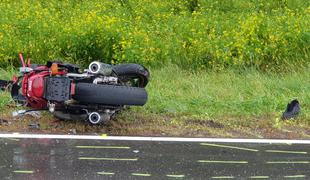 Motorist trčil v avtobus in na kraju nesreče umrl