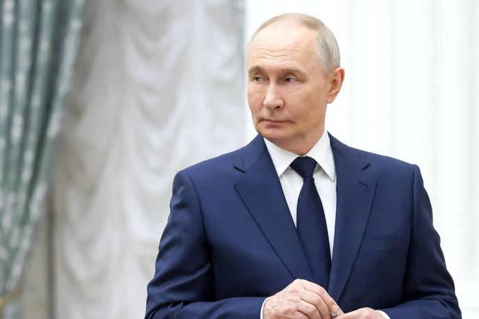 Vladimir Putin | Ruski predsednik Vladimir Putin je ob dnevu zmage nad nacistično Nemčijo v drugi svetovni vojni pred slabima dvema tednoma dejal, da se vojna v Ukrajini bliža koncu. Na vprašanje, ali je pripravljen na pogovore z Evropejci, pa je povedal, da bi bil zanj najprimernejši sogovornik nekdanji nemški kancler Gerhard Schröder. | Foto Reuters