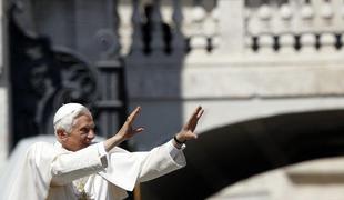 Papež zaupa svojim sodelavcem, kritičen do medijev
