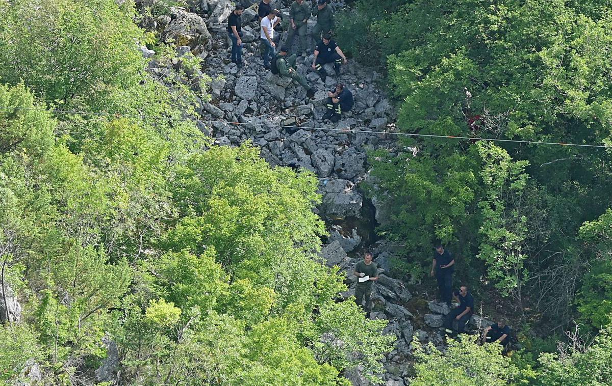 Strmoglavljenje helikopterja na Hrvaškem | Reševalci so v kanjonu reke Čikole našli razbitine ter dve trupli, medtem ko se je iskanje tretjega člana posadke nadaljevalo. Njegovo truplo so našli danes popoldne. | Foto STA