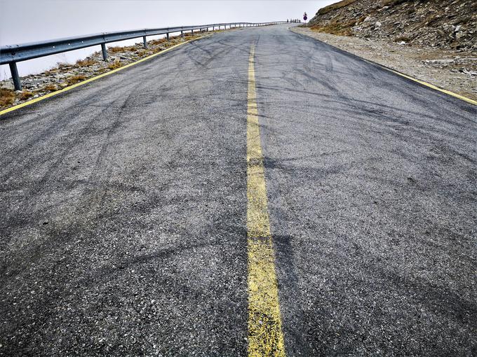 Cesta Transalpina je še mnogo starejša od Transfagarasana. Na osnovi stare rimske ceste so jo gradili v obdobju kralja Karola II., med drugo svetovno vojno pa so jo utrdili nemški vojaki. Njen najvišji vrh je na prelazu Urdele na višini 2.145 metrov. | Foto: Gregor Pavšič