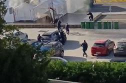 Drama pred srbskim parlamentom, slišali so se streli in eksplozije #video