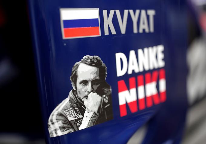 Daniil Kvjat v spomin avstrijskemu legendarnemu dirkašu Nikiju Laudi.  | Foto: Reuters