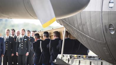 Na Nizozemsko še zadnji letali s trupli žrtev strmoglavljenja malezijskega letala