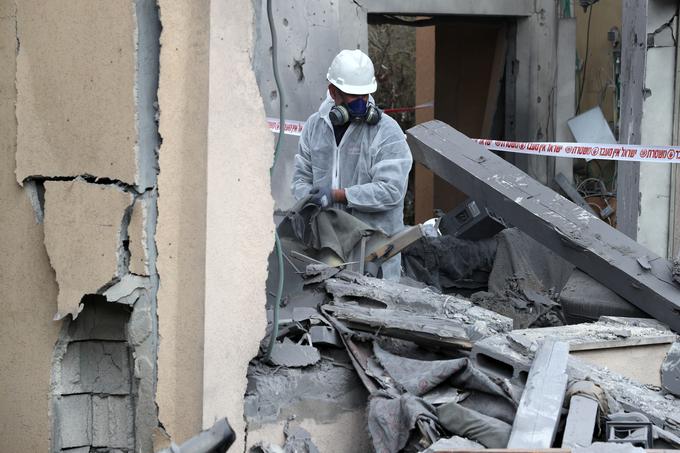 Hišo so zajeli plameni, zdaj je uničena. Med ranjenimi so tudi trije otroci. | Foto: Reuters
