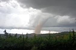Tornado opustošil vas v Franciji, ranjenih več deset ljudi #video