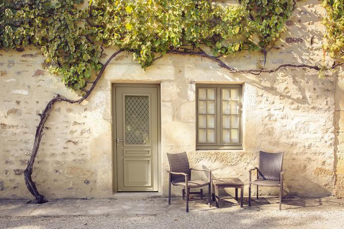 Francoski podeželski dom s tipično kamnito fasado in ozkimi klasičnimi vhodnimi vrati | Foto: Pirnar
