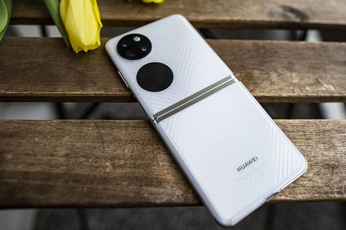 Zadnja oziroma zunanja stran pametnega telefona Huawei P50 Pocket je oplemenitena s tridimenzionalno strukturo, ki prispeva tudi k boljšemu oprijemu telefona. | Foto: Ana Kovač