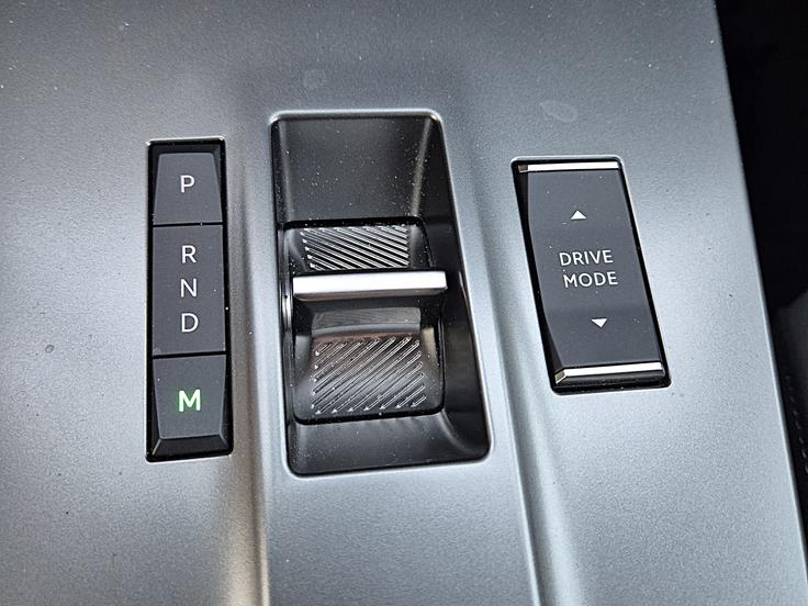 Morda je takšno kovinsko stikalo najbolj primerno za upravljanje menjalnika, posebej pa cenimo ergonomsko namestitev. To velja tudi za stikalo drive mode.  | Foto: Aleš Črnivec