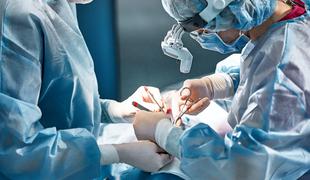 Kirurgi, ki napovedujejo propad oddelka na UKC, že odprli zasebne klinike