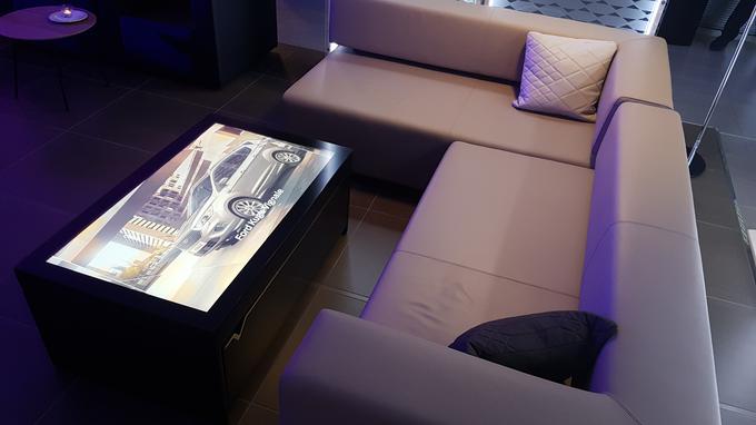 Prihodnost avtomobilskih salonov? Udoben kavč z digitalno mizo?  | Foto: Gregor Pavšič