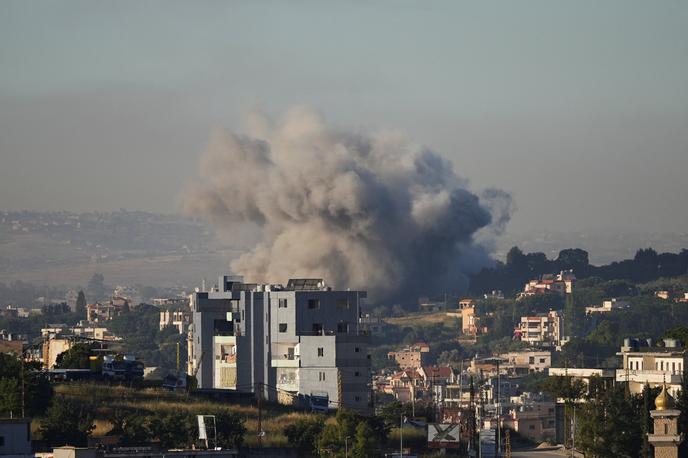 Libanon, napad | Izrael z napadi na Libanon nadaljuje kljub pogovorom v Rimu, katerih cilj je končanje sovražnosti med državama. V italijanski prestolnici naj bi danes potekal tretji in zadnji dan novega kroga pogajanj med Izraelom in Libanonom ob posredovanju ZDA. | Foto Reuters
