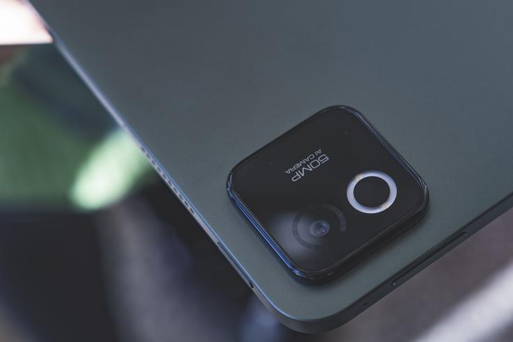 Kamere na tablicah, tudi na premijskih, kot je Xiaomi Pad 8 Pro, so primerne za optični zajem dokumentov, videoklice in nezahtevno fotografiranje pri ugodnih svetlobnih pogojih, ne pa za vrhunske fotografije ter fotografije pri pomanjkljivi svetlobi. | Foto: Ana Kovač