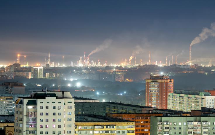 Zadnji dogodki nakazujejo, da je v dometu ukrajinskih brezpilotnih letalnikov zdaj kar 32 od 38 ruskih naftnih rafinerij. Na fotografiji rafinerija v Omsku.  | Foto: Reuters