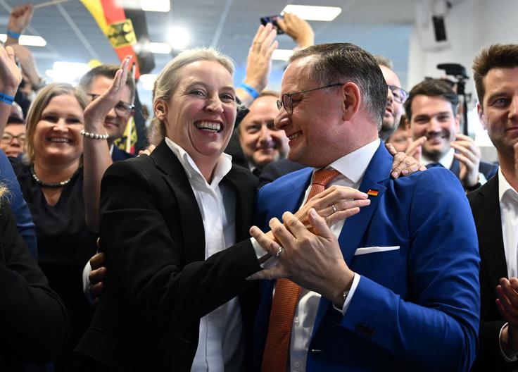 AfD je v nedeljo prepričljivo zmagala na volitvah v vzhodnonemški deželi Saška - Anhalt, prejela je skoraj 44 odstotkov glasov, vendar ji absolutne večine ni uspelo zagotoviti. Večina nemških strank zavrača koalicijsko sodelovanje s skrajno desnico. | Foto: Reuters